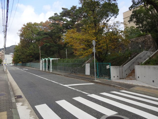 キャンパス入り口①／「六甲台」バス停（神戸大学六甲台第１キャンパス）