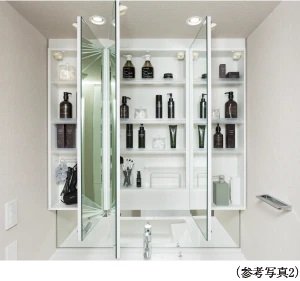 鏡裏に収納スペースを設けた「三面鏡洗面化粧台（手元照明付）」