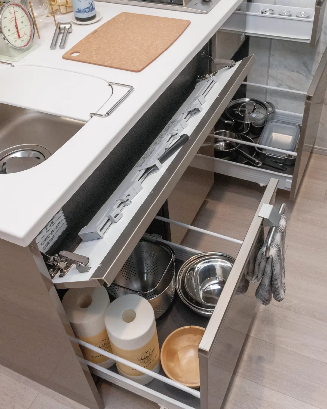 食器、調理器具、調味料などをすっきり収納。
引き出し式のキッチンキャビネット