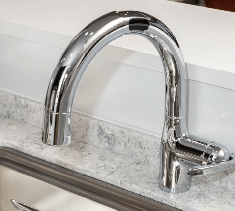 ストレスフリーな操作性でキッチンワークをサポートする浄水器一体型タッチレス水栓を採用。