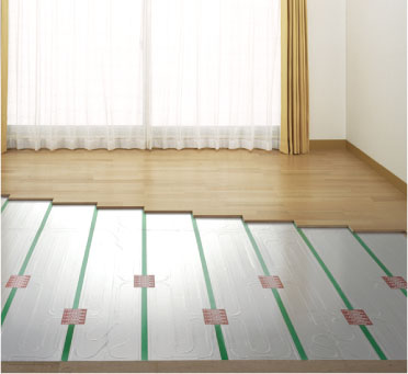 足元から暖めるガス温水式床暖房を標準装備。
