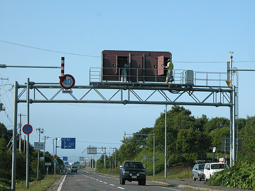 佐賀県警、お前もか！ 道路の電光掲示板に、思わず笑っちゃうメッセージ