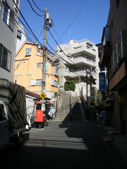 荷風が「長崎の町を想い起す」と記した東京・曙橋の坂道（念仏坂と雁木坂）