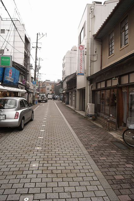 金沢の竪町と新竪町。建物が新しいのが竪町で、レトロなのが新竪町