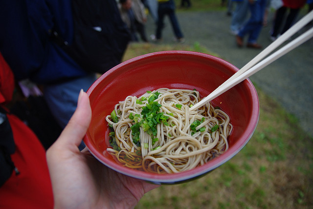 和みすぎる「うどんVS蕎麦戦争」がJ2の試合で勃発