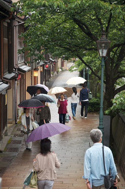 にし茶屋街、ひがし茶屋街と来て...なぜ「主計町茶屋街」だけ町名？