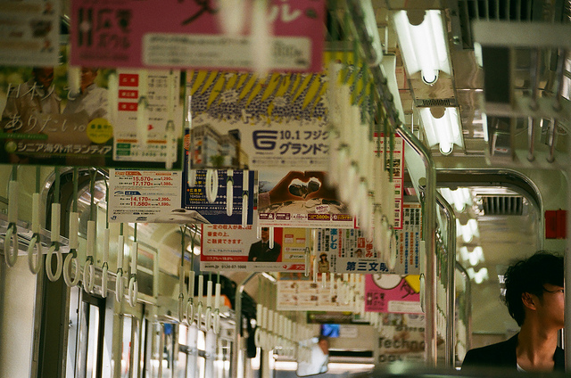 電車のつり革に「ビール引換券」 広島カープの新アイデア