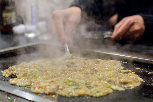 もんじゃ焼きって、本当にお好み焼きの「ライバル」なの？ データで比べてみた