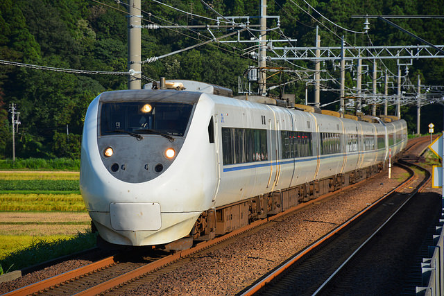 超快速は「Cho-Rapid」！？ ほくほく線の駅内看板の英語が適当