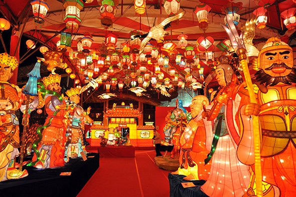 まるで万華鏡の世界...「ランタンフェスティバル」中の長崎が絢爛豪華すぎる