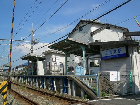 五郎丸フィーバーで西鉄甘木線「五郎丸駅」に押し寄せる人々、近くの駅には案内板まで