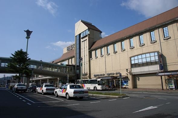 「大きな岩が出てきた。きっと神様の磐座だ。駅前に祀ろう」→昔話かと思いきや、 たった5年前の実話