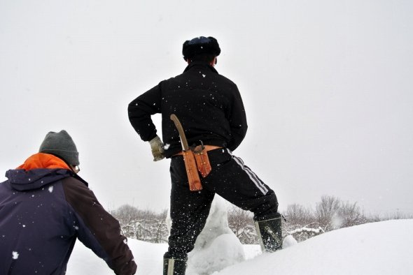 雪の中が仕事場！知られざる真冬のりんご農家さん