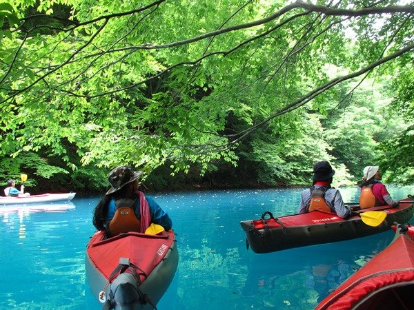 息をのむほどにコバルトブルー！ 同じ日本とは思えない群馬の絶景「奥四万湖」