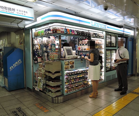 駅の売店は、このまま「コンビニ化」するのか？ 先行ファミマ、追うローソン・セブン