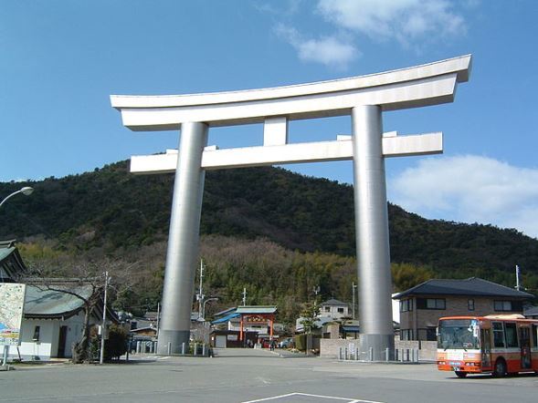 耐用年数1500年！ 鹿嶋神社のチタン製「超合金鳥居」がいろんな意味で神々しい