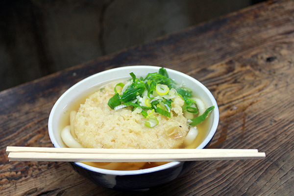 博多は饂飩（うどん）発祥の地！ ごぼうの天ぷらともっちりふわふわの麺の相性バッチリ「ごぼう天うどん」