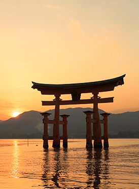 夕暮れに浮かび上がる嚴島神社の大鳥居