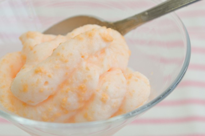 スイカは水分が多いためか、ミルク味のソフトクリームよりも柔らかい食感になりました。