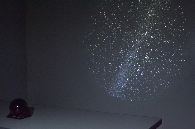 天井や壁に約１万個の星が瞬く夜空を投影できる「ホームスター」。