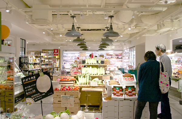 お店に入るやいなや、色とりどりの野菜がお出迎え。