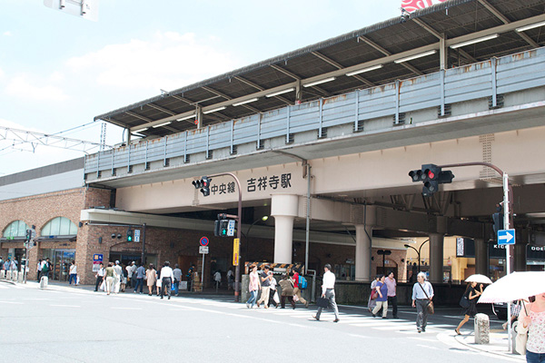 いつもにぎやかな吉祥寺の駅前。