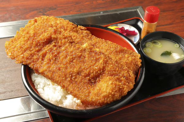 小さい町のビッグな名物「メガわらじかつ丼」