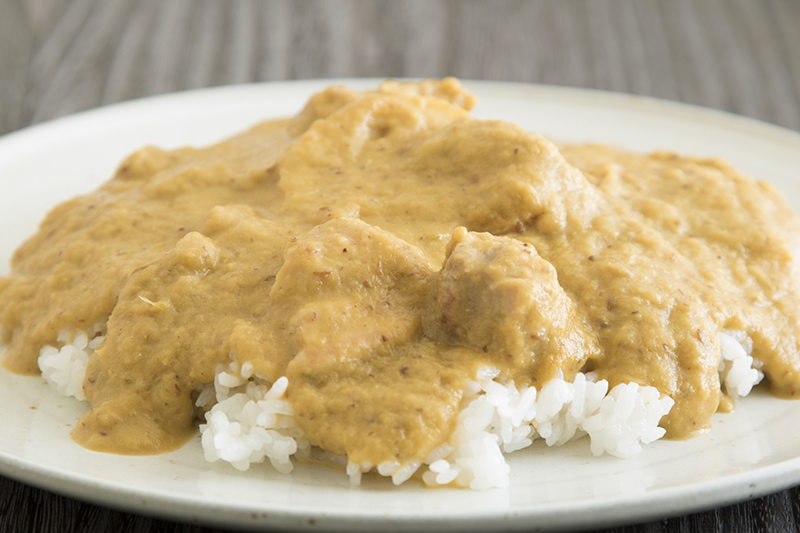 春の風が吹き抜ける「春キャベツとスナップエンドウのチキンカレー」