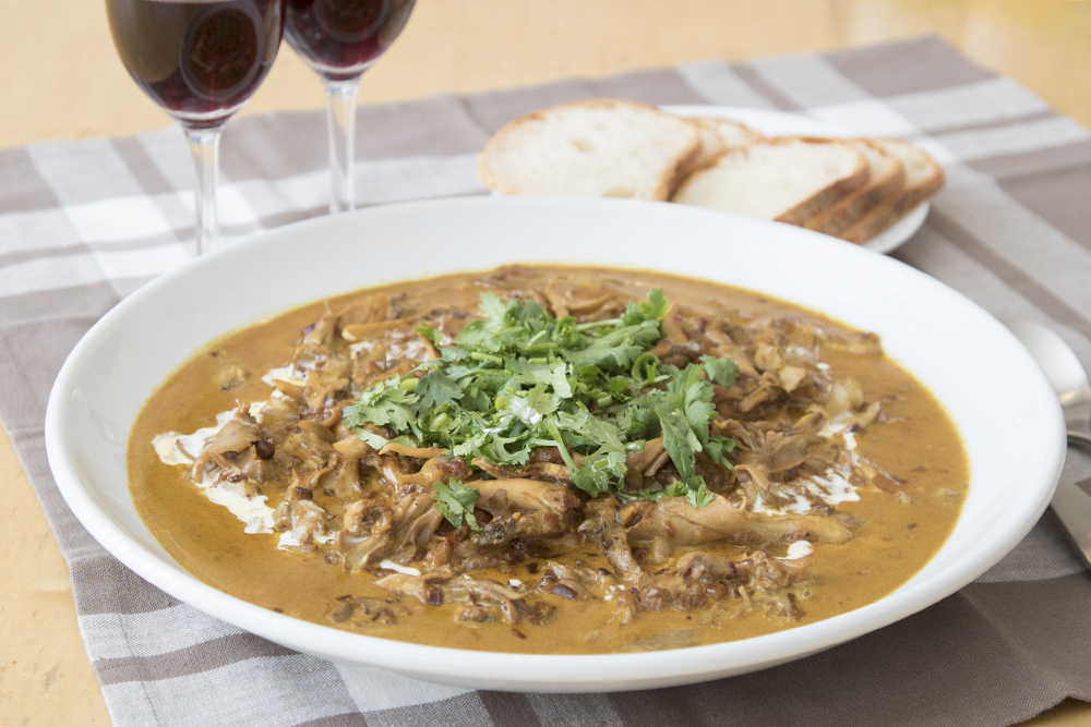 【スパイシーおつまみ編】 カレーとワインとのマリアージュ 「舞茸のバタークリームカレー」