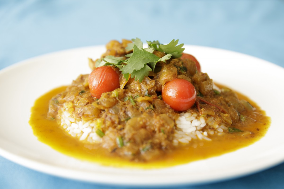 2種類のトマトのおいしさがカルダモンで弾ける「ダブルトマトチキンカレー」