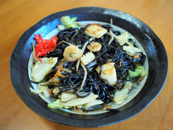 あまりにも黒い！　イカスミが海の風味を運ぶ静岡県西伊豆町の「海賊焼」