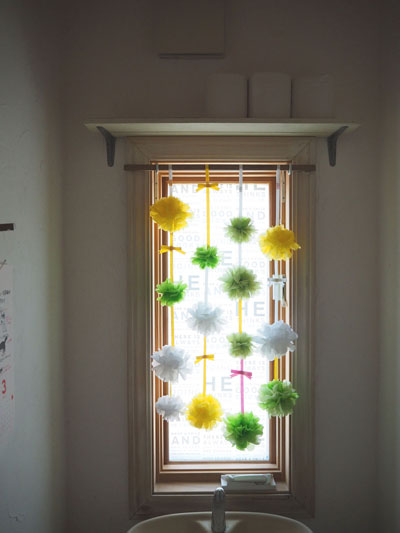 小窓を春らしくデコレーション　ペーパーポンポンの「春色カーテン」by スプンクさん