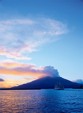 錦江湾に浮かぶ桜島の夕景