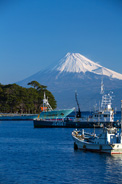 戸田（へだ）港と富士山