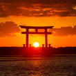 弁天島の赤鳥居と夕日