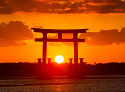 弁天島の赤鳥居と夕日