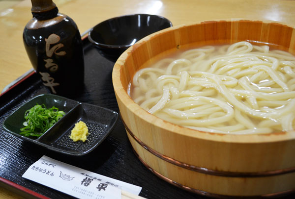 待ち時間も楽しい！　希少なダシでいただく徳島県阿波市の「たらいうどん」