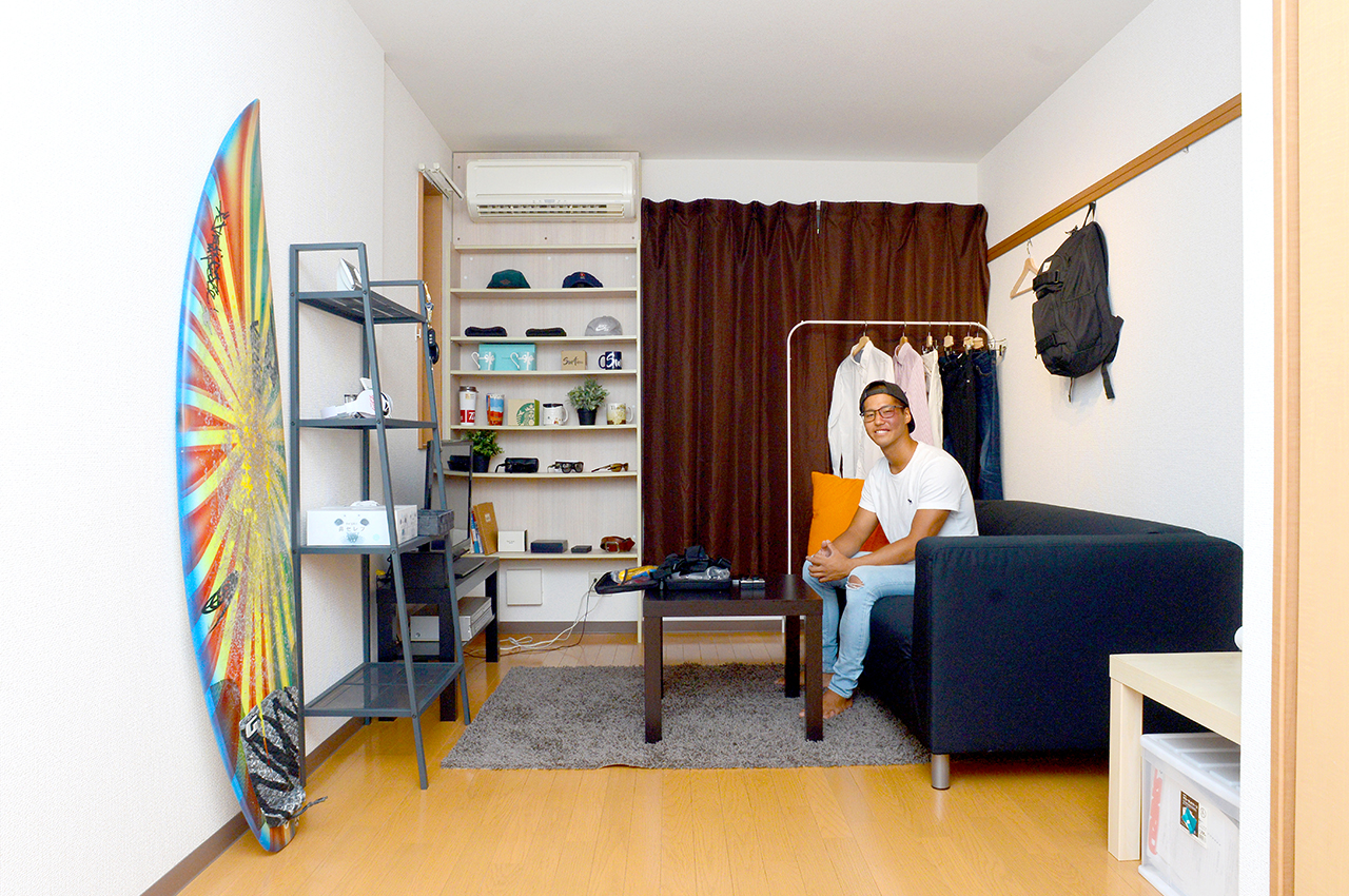 ミニマルな海暮らし サーファーのシンプル部屋 | こだわり“部屋”FILE