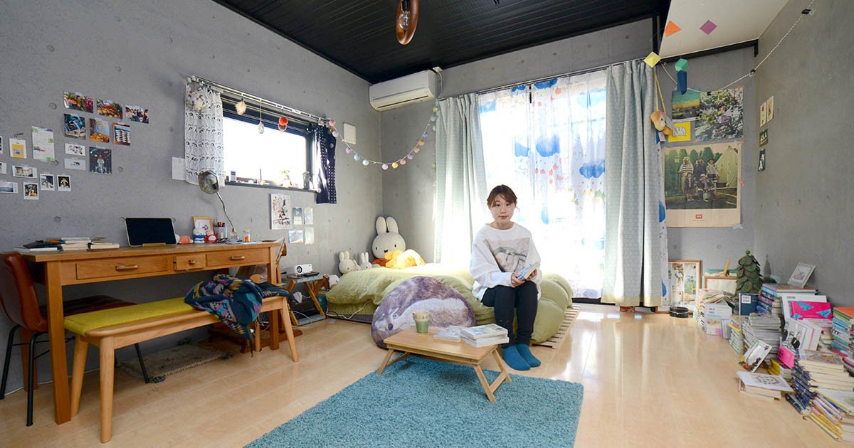 読書と映画を楽しむ隠れ家風カラフルROOM | こだわり“部屋”FILE