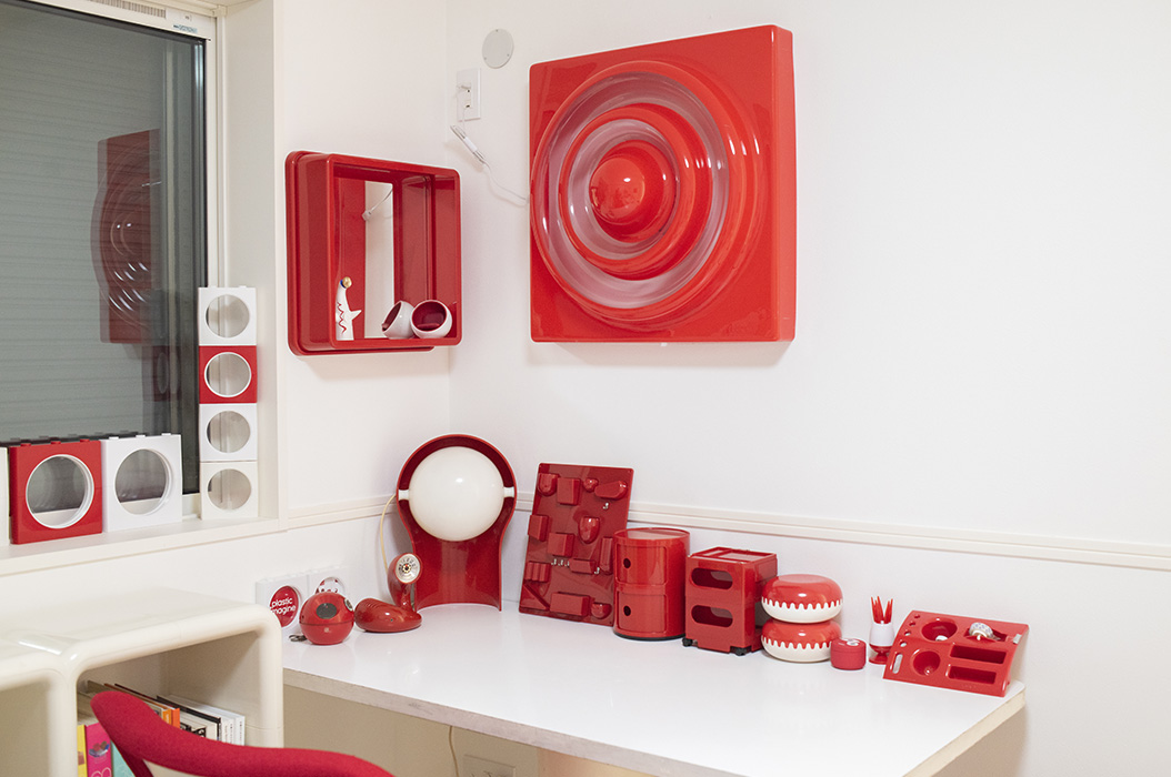 赤と白で作るスペースエイジ空間 | こだわり“部屋”FILE