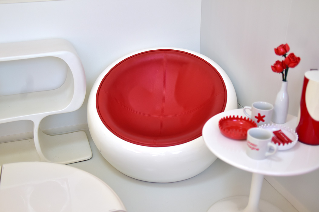 赤と白で作るスペースエイジ空間 | こだわり“部屋”FILE