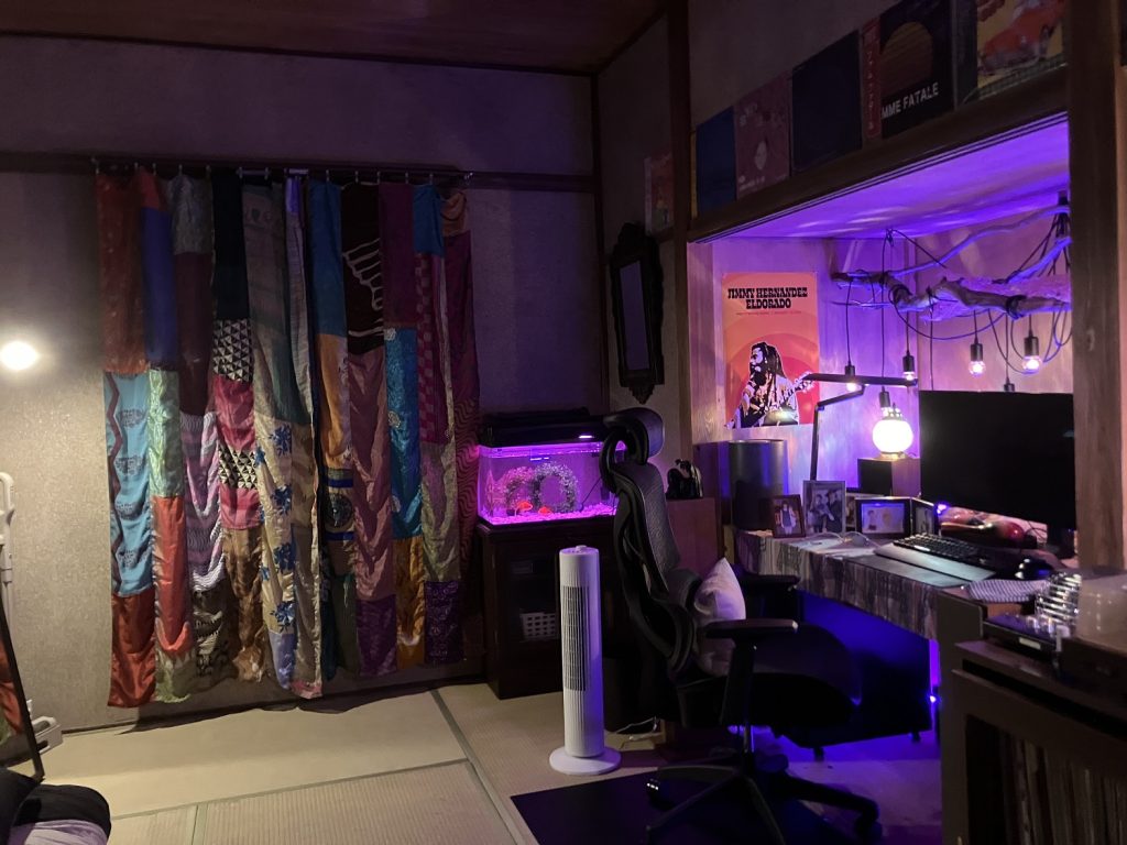 蘭丸の部屋。カラフルなカーテンが目を惹くが、これは監督からのオーダー。「『色を感じさせたい』『教会にあるようなステンドグラスっぽいものにして欲しい』というリクエストがありました」