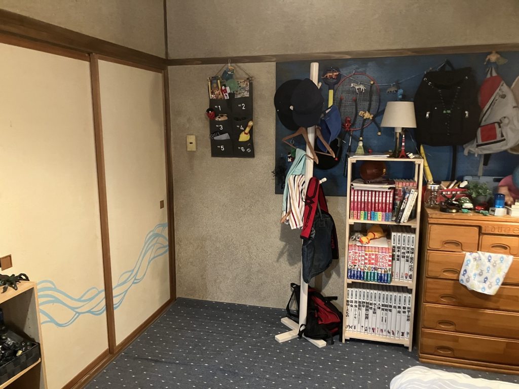 李仁の部屋。「古い建物ということもあって、古臭いというか、いまの若者が買わないような状差しや照明器具、洋服ダンスも少し混ぜました。そこが蘭丸の部屋との対比になっています」