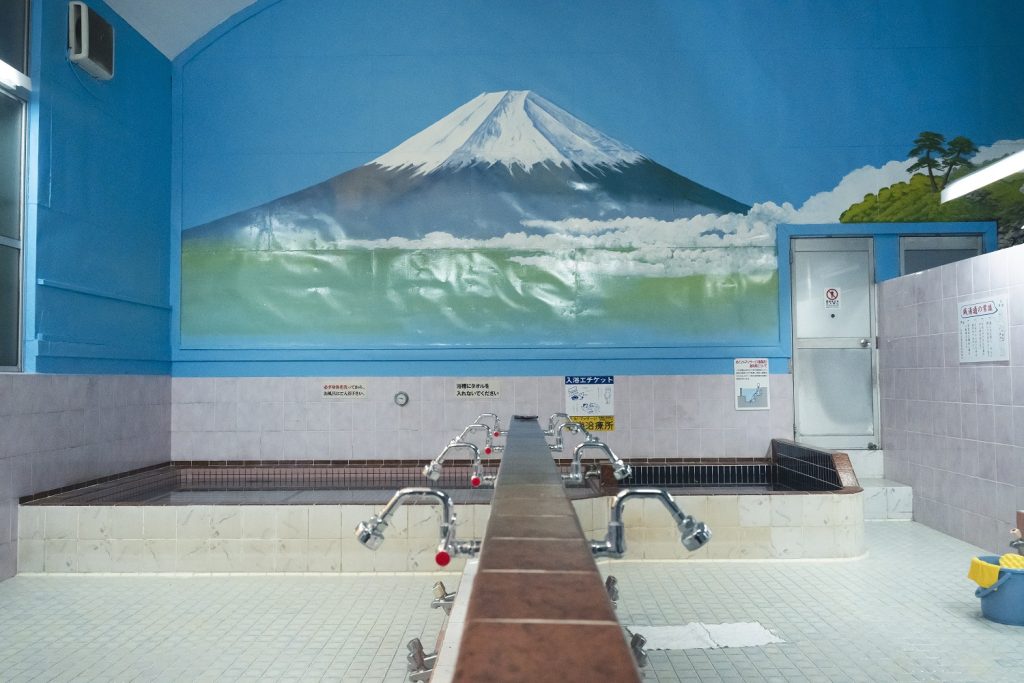 こいの湯の中。富士山の銭湯画は、銭湯絵師さんがこの映画のために描いたもの。