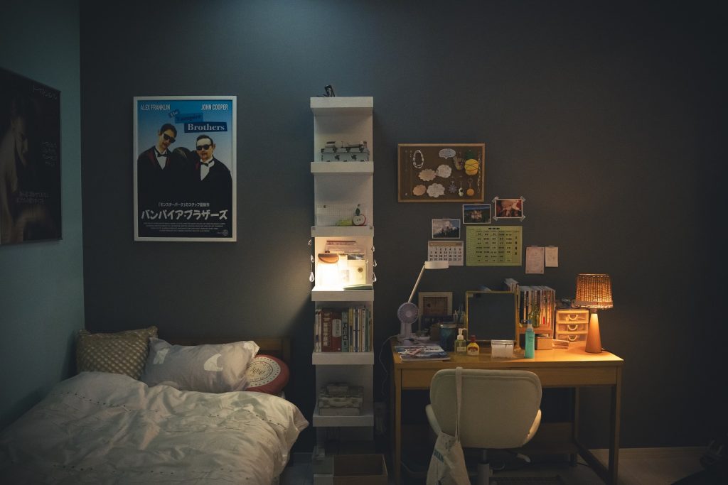 葵の部屋。バンパイアに憧れる彼女は、部屋にバンパイア映画のポスターが飾ってある。