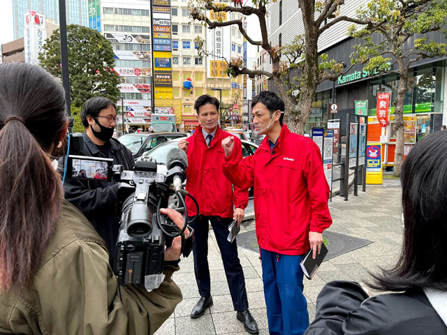 駅前で少し目立って恥ずかしがりながらも、街レポに向けて気合いが入る二人。