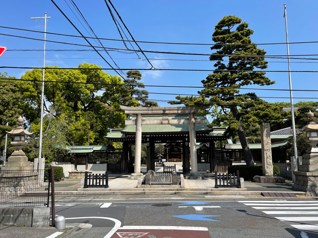 六郷神社の神門。敷地内も広く木々の緑が鮮やかで気持ちの良い神社でした。