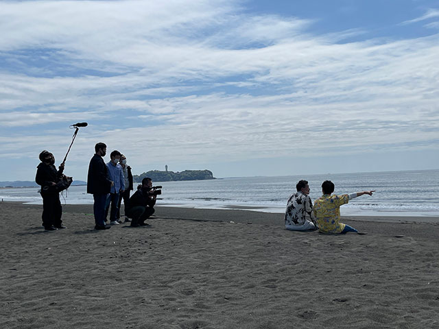 奥に見えているのは江の島。ビーチでは童心にかえってはしゃいでしまいました