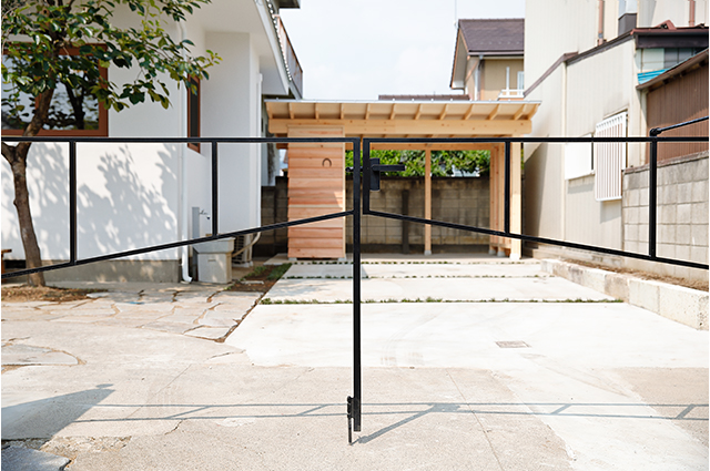 閉鎖的にせずに境界を示す鉄製のゲートは宮本さんがデザイン。