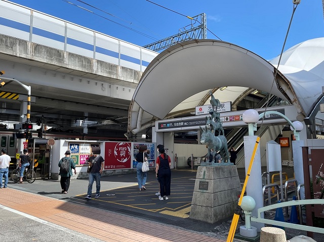 東急線の元住吉駅。駅前にはブレーメンの音楽隊像があり、東口と西口にそれぞれ商店街がのびています （2022年7月撮影）